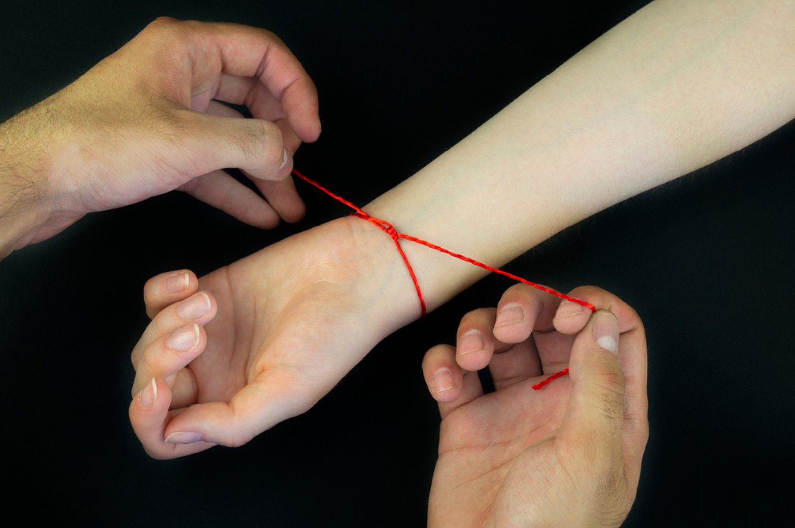 Красная нить на запястье: как завязать узелки? | VK