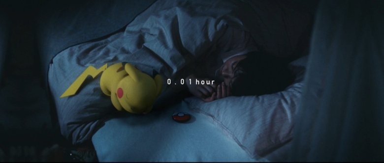 Спящий Пикачу и гаджет Pokemon Go Plus+