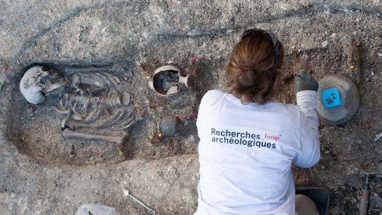 Запечатанный саркофаг в Реймсе — первая неразграбленная гробница подобного рода, найденная в бывшем галло-римском городе. В окрестностях археологи обнаружили еще 20 захороненных и кремированных человеческих останков, покоившихся на протяжении нескольких столетий. Фото: INRAP