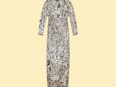 Slide image for gallery: 10970 | Платье с кристаллами Tom Ford, около 2 635 380 рублей. Эта модель подлиннее и подороже, зато гости вечера, на который ты в нем заявишься, смогут увидеть себя в отражении (платье расшито зеркальными кристаллами). За эти же д