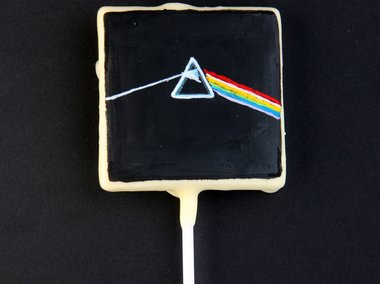 Slide image for gallery: 2723 | Леденец-обложка альбома  The Dark Side of the Moon группы Pink Floyd