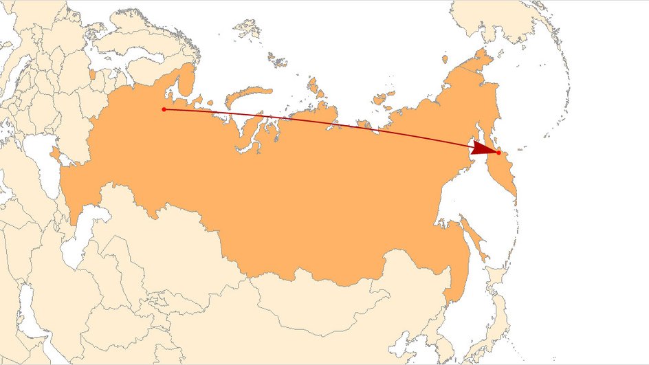 Карта России с выделенной территорией страны оранжевым цветом. На карте изображена красная стрелка, которая начинается в западной части России и направлена на восток, заканчиваясь на Дальнем Востоке. Карта России с выделенной территорией страны оранжевым цветом. На карте изображена красная стрелка, которая начинается в западной части России и направлена на восток, заканчиваясь на Дальнем Востоке.