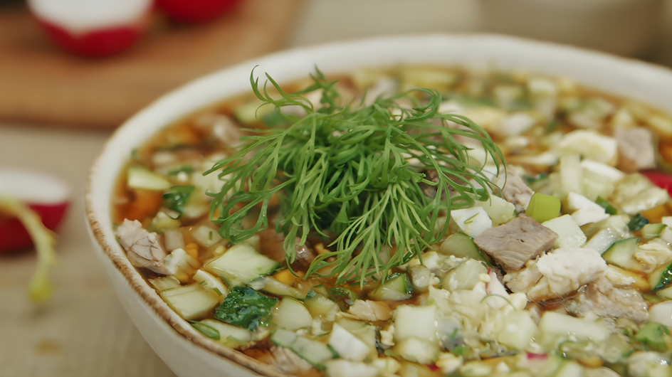 Окрошка с курицей на квасе крупным планом Окрошка с курицей на квасе крупным планом