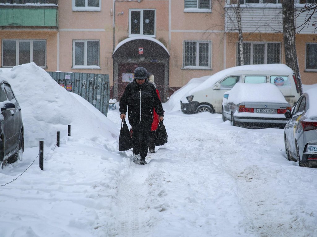 Жителям Новосибирска напомнили, куда можно жаловаться на неубранный снег во  дворах - Новости Mail.ru