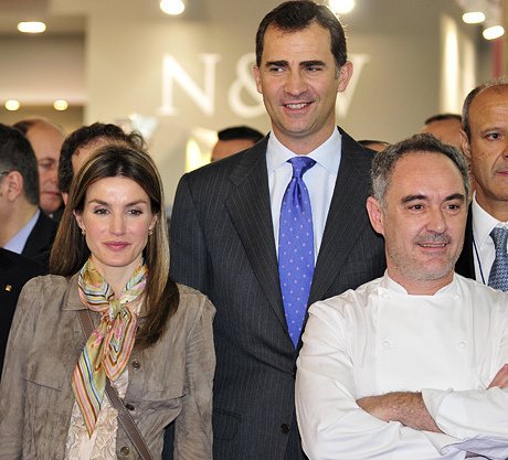 Ферран Адриа с принцессой Летицией и принцем Фелипе на Продовольственной ярмарке в Барселоне