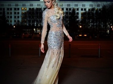 Slide image for gallery: 3750 | Комментарий «Леди Mail.Ru»: несмотря на холодную погоду, Ольга устроила фотосессию в легком платье прямо на улице