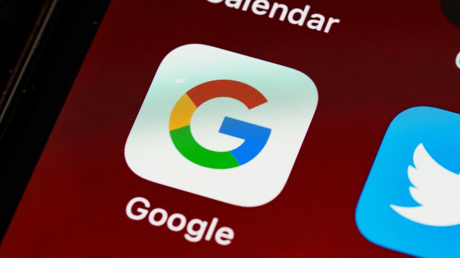 Google логотип на смартфоне Google логотип на смартфоне