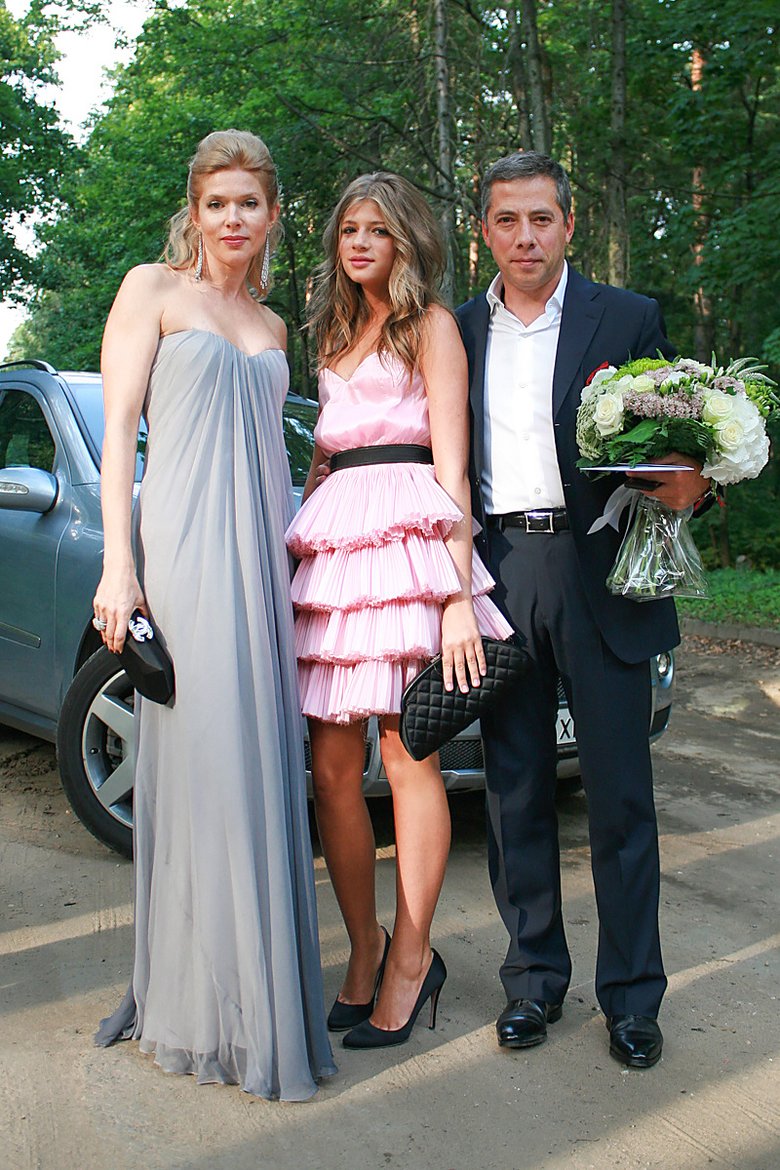 Александра Новикова с матерью и отцом