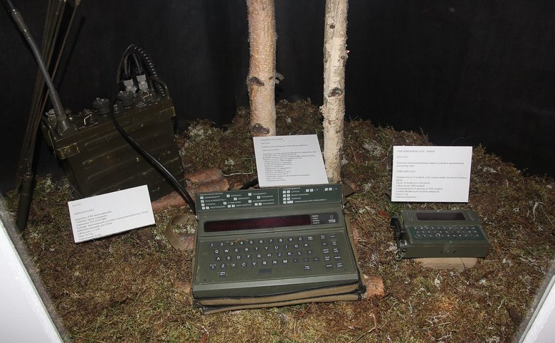 Шифровальный текстовый коммуникатор Sanomalaite M83/90 (по центру), источник Wikipedia