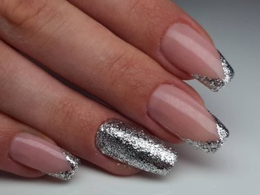 Треугольный френч. Фото из аккаунта Marlenamokrzycka.nails Треугольный френч. Фото из аккаунта Marlenamokrzycka.nails