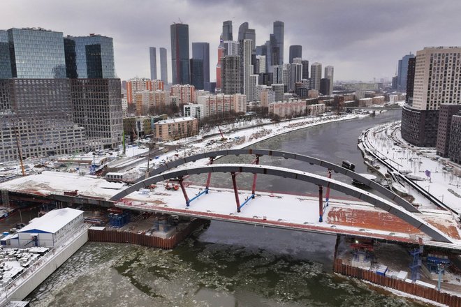 Строительство моста через Москву-реку между Шелепихинской и Филевской набережными.