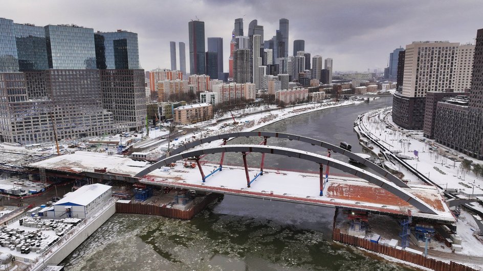 Строительство моста через Москву-реку между Шелепихинской и Филевской набережными.