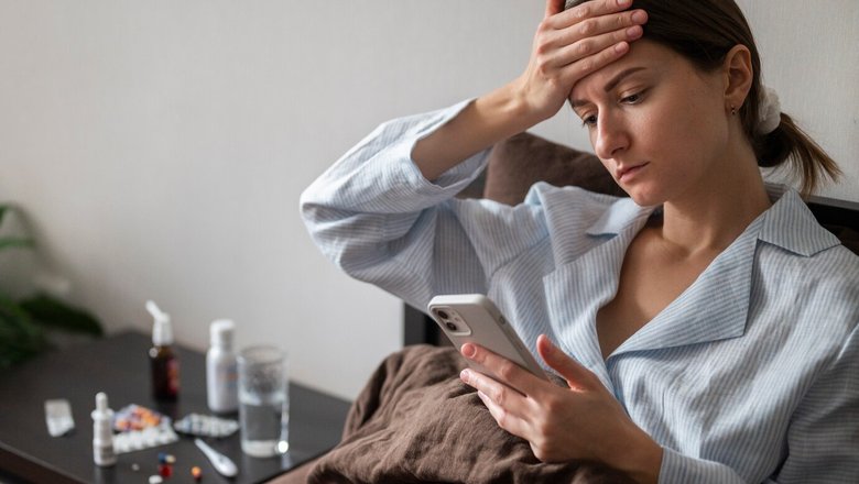 Женщина заболела и звонит по телефону. Женщина заболела и звонит по телефону.