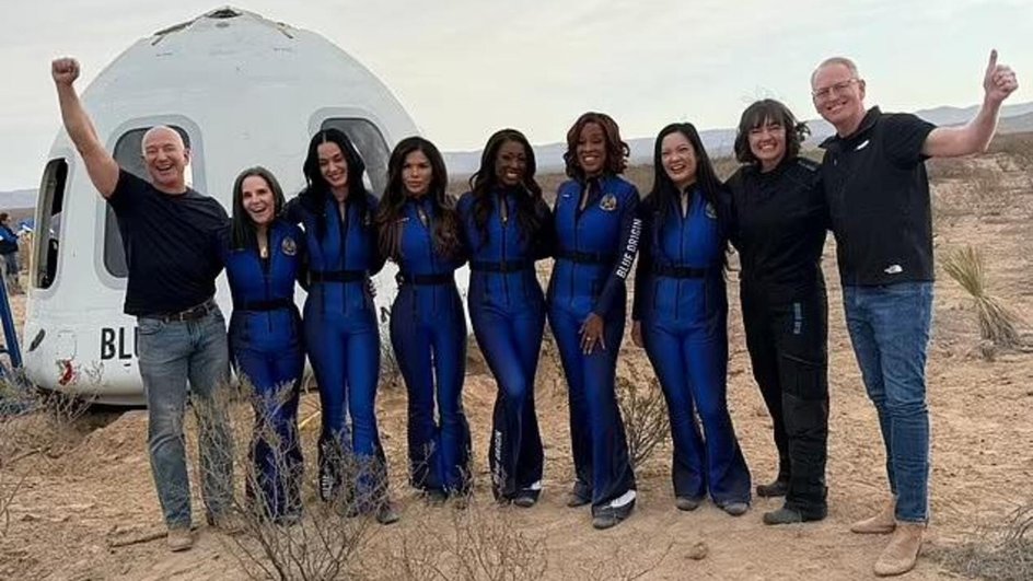 Женский экипаж New Shepard после приземления 14 апреля 2025 года Женский экипаж New Shepard после приземления 14 апреля 2025 года