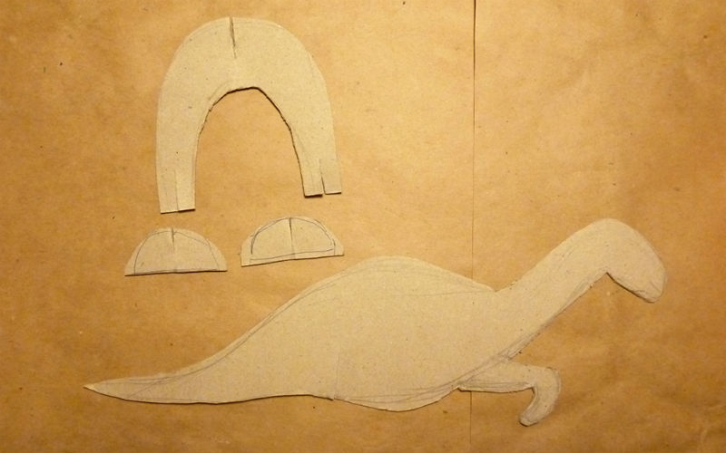 Рисуем динозавра на картоне и вырезаем