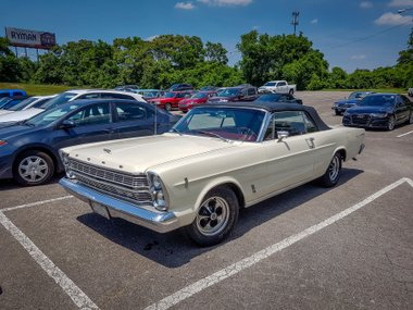 slide image for gallery: 24113 | Ford Galaxie 500