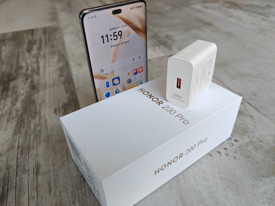 Смартфон Honor 200 Pro, его зарядный блок и упаковочная коробка 