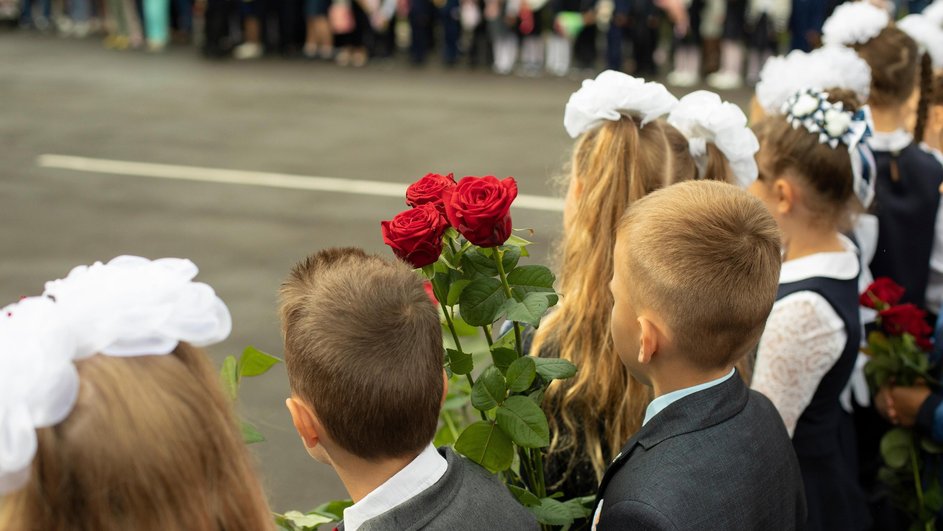 Первоклассники с цветами на школьной линейке 