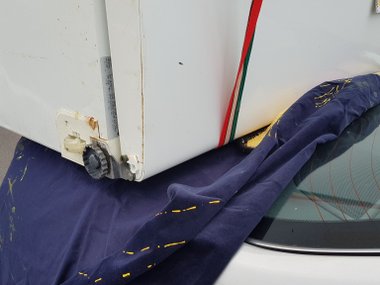 slide image for gallery: 28188 | Водитель «Тойоты Камри» попытался перевезти холодильник на машине