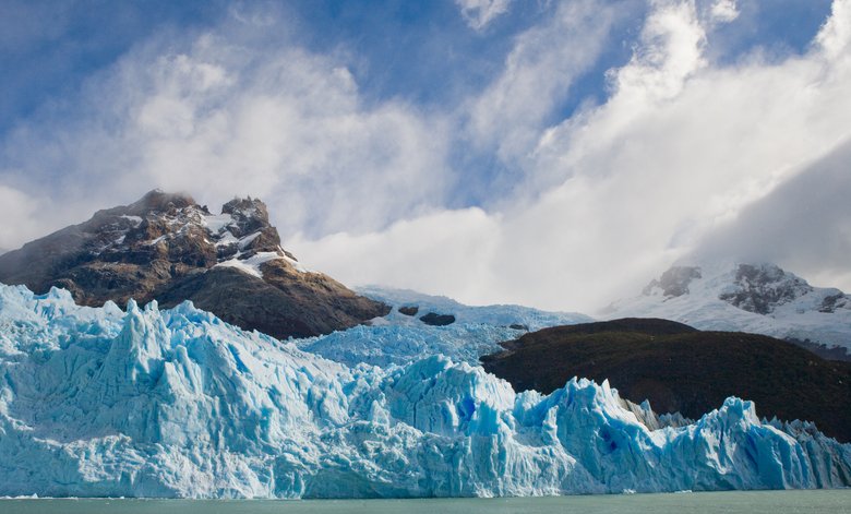 Ледник на фоне гор Гренландии. Увы, эти пейзажи могут исчезнуть. Фото: Depositphotos