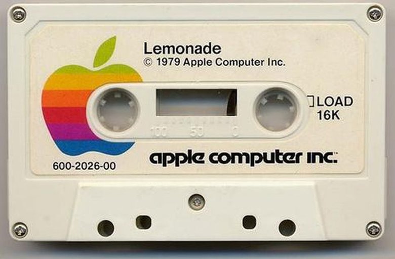 В Apple II для хранения данных использовались вот такие кассеты. Фото: Gizmodo