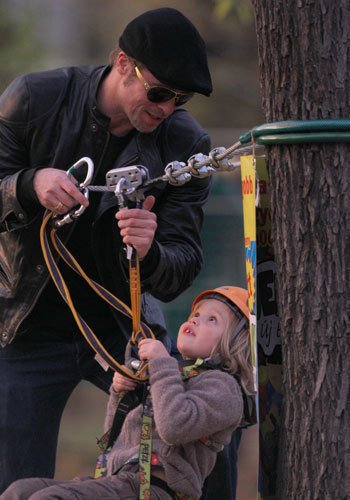 Питт вообще сторонник активного отдыха с детьми. С дочерью Шайло в парке Будапешта, ноябрь 2010 года