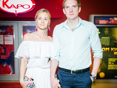 Slide image for gallery: 5385 | Актер Андрей Бурковский с супругой, которая надела белоснежное платье с открытым плечами