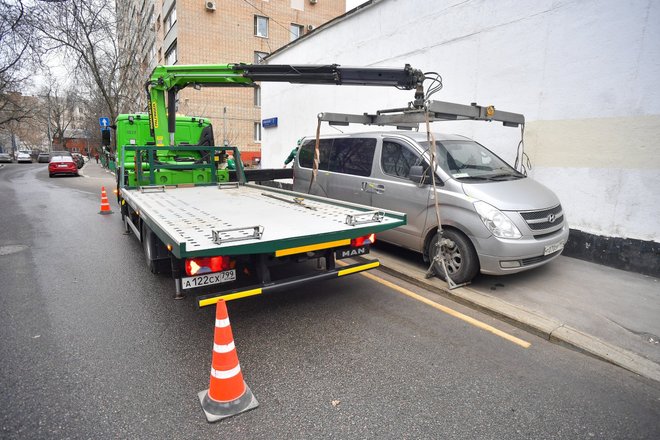 Работа инспекторов «Московского паркинга» по эвакуации автомобилей за нарушения правил парковки