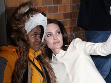 Анджелина Джоли с поклонницей