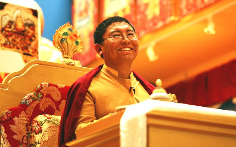 Цокньи Ринпоче является высоким ламой тибетского буддизма