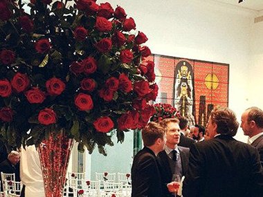 Slide image for gallery: 4665 | Зал, в котором все проходило, был декорирован красными розами и современными полотнами