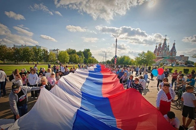 Километровый триколор развернули в Самарской области в День флага России Километровый триколор развернули в Самарской области в День флага России