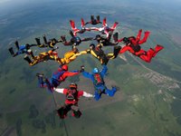 Content image for: 511233 | «Принимаешь сотни решений каждое мгновение»: как работает 35-летняя женщина-парашютистка