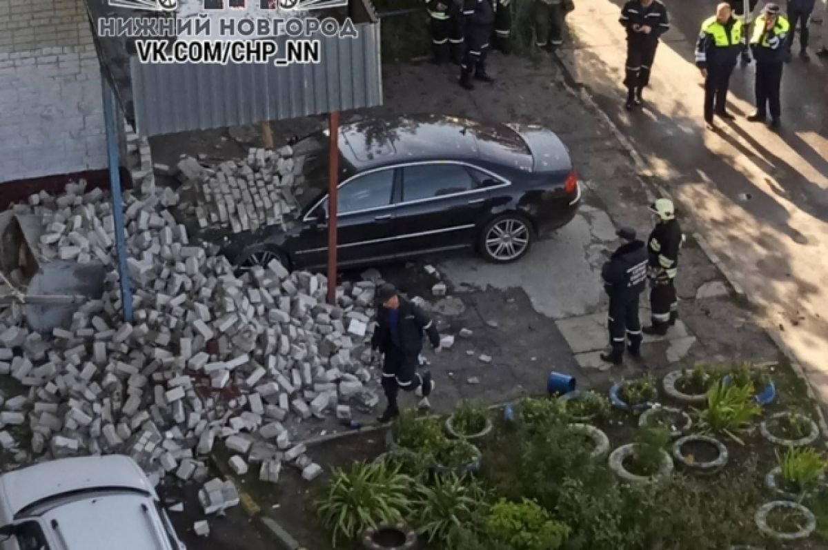 Машина въехала в подъезд многоэтажки на улице Пермякова в Нижнем Новгороде  - Новости Mail.ru