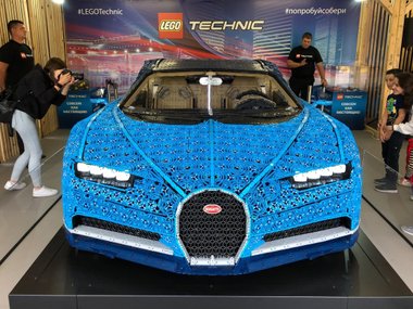 slide image for gallery: 24805 | Bugatti Chiron из Lego
