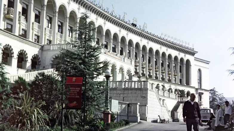 Город-санаторий Цхалтубо (Грузия). Здесь лечили Сталина и Берию, слава об этом месте быстро разлетелась по всей стране. Всесоюзный курорт пользовался такой популярностью, что сюда пустили прямой поезд из Москвы. Знаменит источниками с радоновой водой.