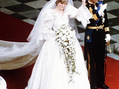 Slide image for gallery: 833 | Бракосочетание леди Дианы Спенсер и принца Чарльза 28 июля 1981 года называли свадьбой века. За церемонией наблюдало не менее 750 миллионов телезрителей во всем мире. На невесте было сказочное платье, созданное лондонскими ди