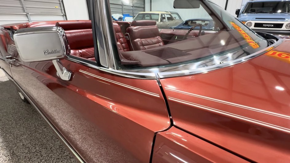 Темно-красный кабриолет Cadillac Eldorado 1976 года выпуска сохранил оригинальную краску, хромированные детали кузова