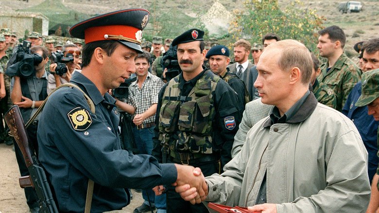 Владимир Путин во время визита в Ботлихский район Дагестана, 27 августа 1999 года. Владимир Путин во время визита в Ботлихский район Дагестана, 27 августа 1999 года.