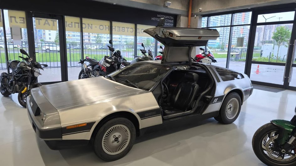 DeLorean DMC-12 в салоне DeLorean DMC-12 в салоне