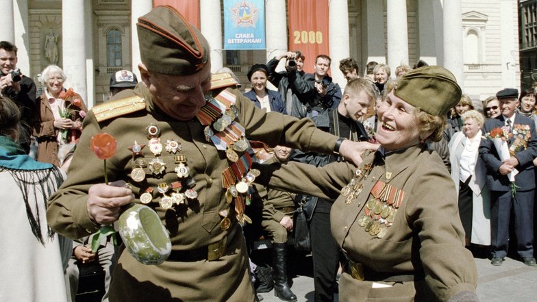 Встреча ветеранов Великой Отечественной войны в сквере Большого театра Встреча ветеранов Великой Отечественной войны в сквере Большого театра