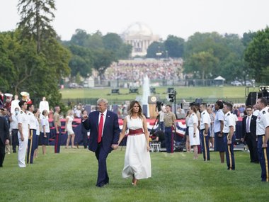 Slide image for gallery: 13478 | Мелания Трамп во время празднования Дня Независимости в белом платье с широким красным ремнем и балетках. Фото: legion-media.ru