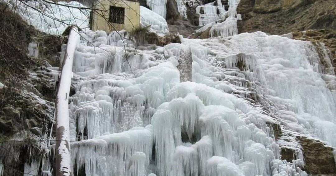Самый большой в Крыму водопад замерз. Как это выглядит