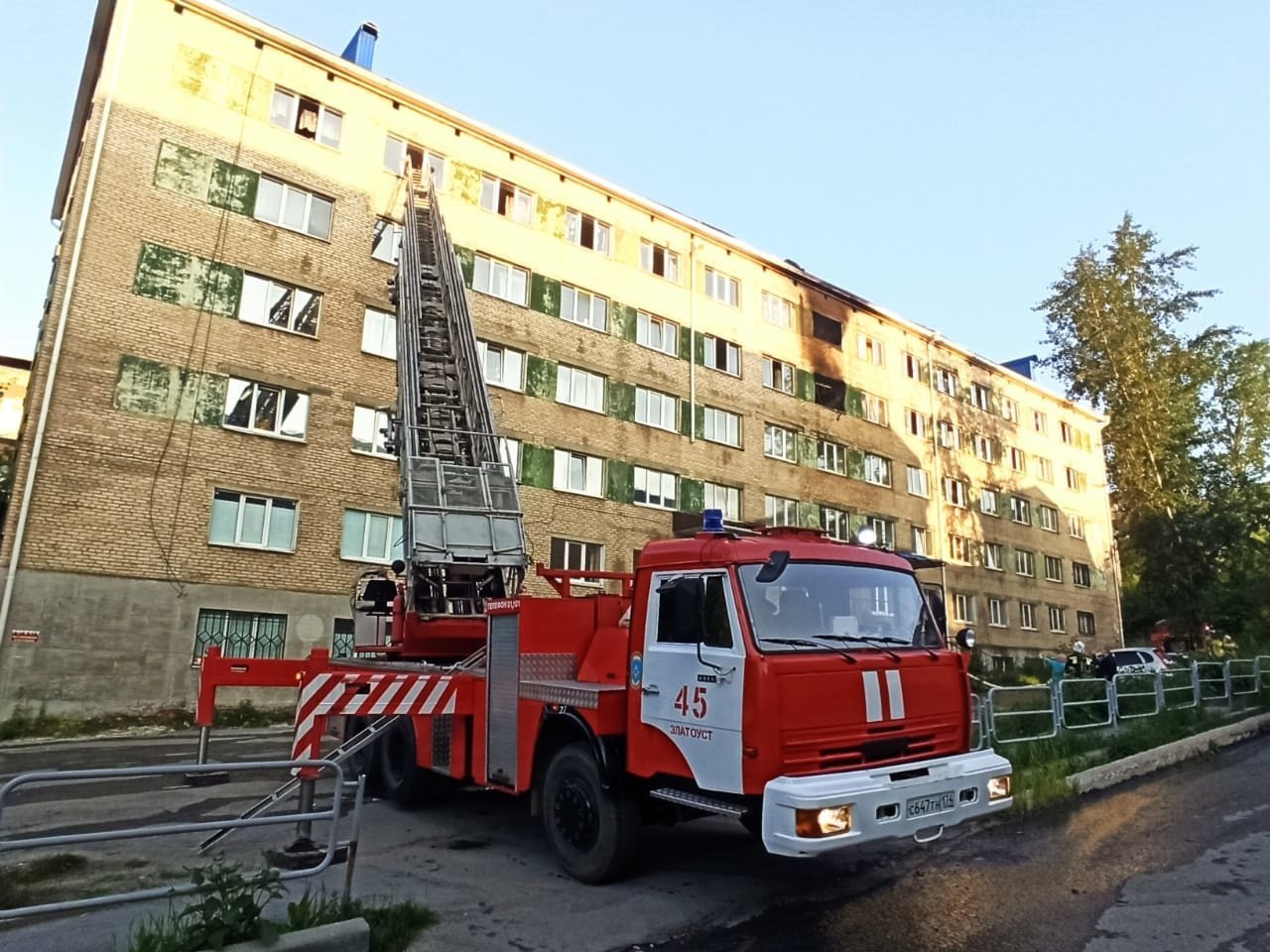 В Златоусте трое человек пострадали при пожаре в бывшем общежитии - Новости  Mail.ru