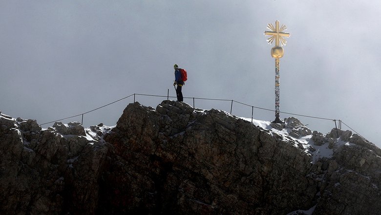 Человек на самой высокой горе Германии Цугшпитце (2962 метра). Туризм в Германии постепенно восстанавливается