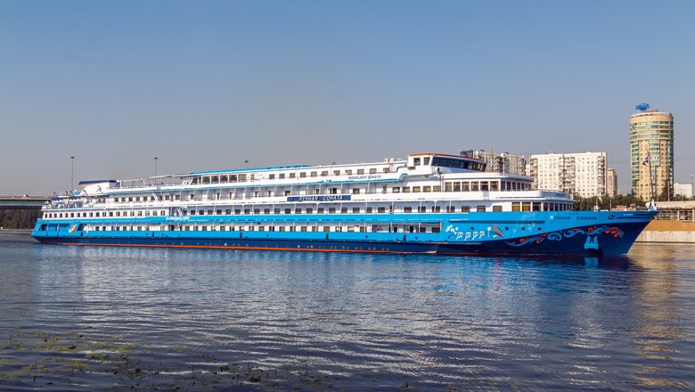 Четырехпалубный пароход «Лунная соната» выходит из порта в круиз по рекам России.