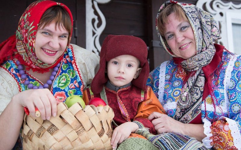 Галина Якушева с дочерью и внуком