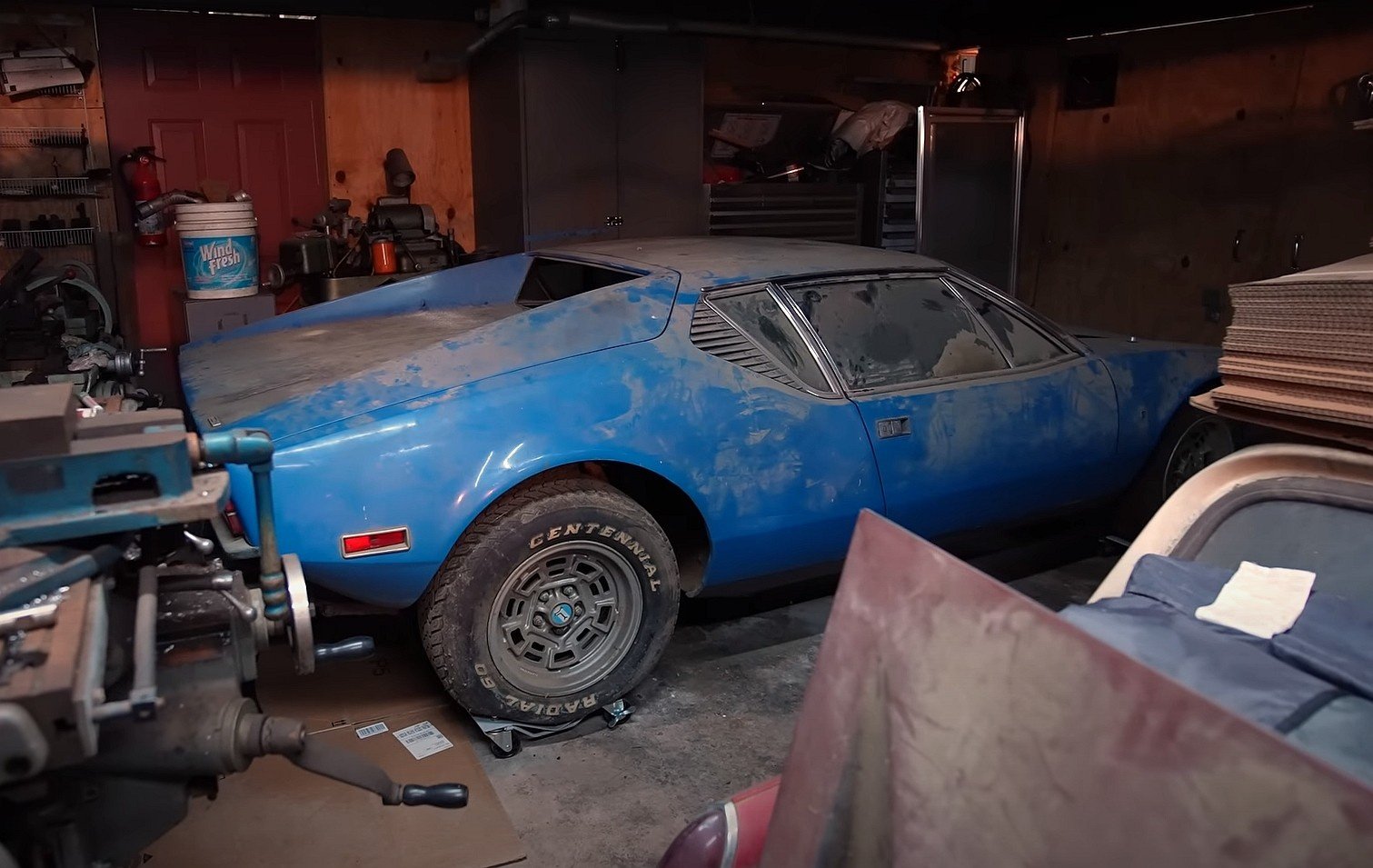 Найденный в сарае De Tomaso Pantera помыли впервые за 46 лет