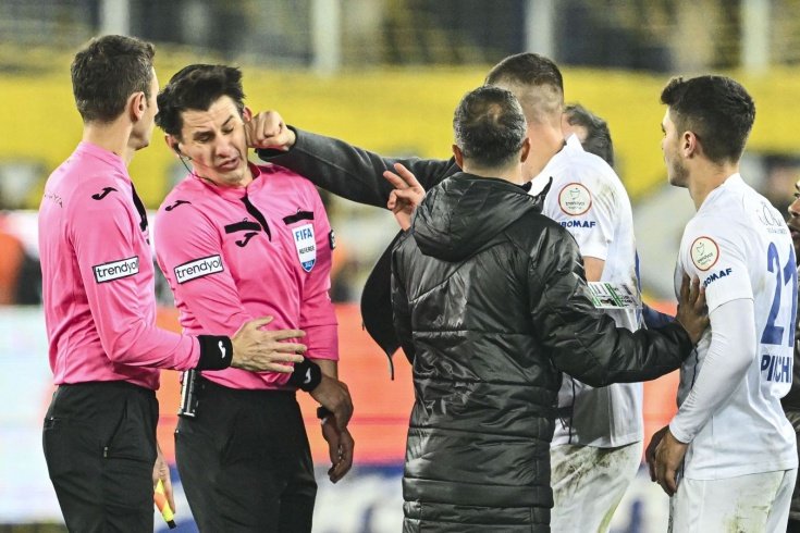 Президент турецкого футбольного клуба ударил арбитра после матча