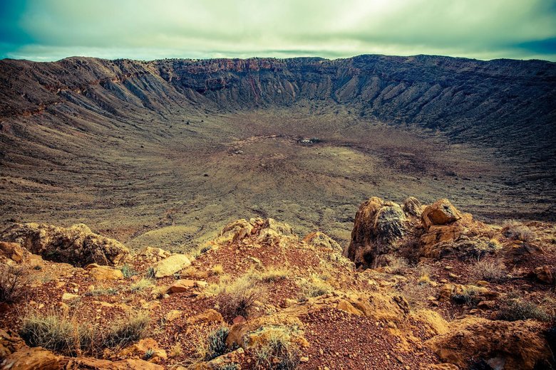 Настоящий метеоритный кратер в Аризоне. Фото: scitechdaily.com